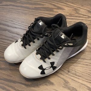Boys UnderArmor Baseball Cleats size 4